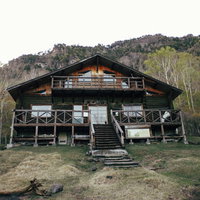 皇海山の麓、森に囲まれた庚申山荘の木造建築の写真