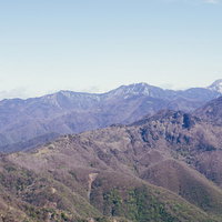 皇海山クラシックルートから望む日光白根山方面の山々の写真