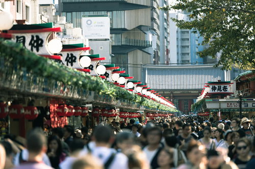 人で溢れる浅草仲見世通りの観光地風景と提灯