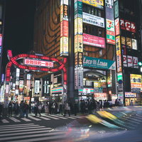 夜の歌舞伎町一番街、ネオンサインが煌めく繁華街の写真