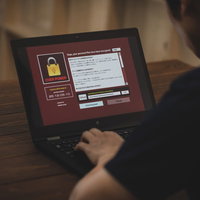 ランサムウェアのタイムリミット25時間を前に画面を見つめる男性の写真