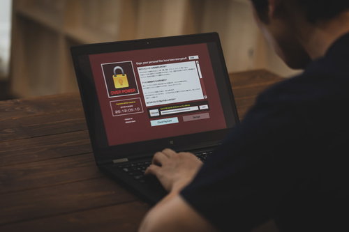 ランサムウェアのタイムリミット25時間を前に画面を見つめる男性