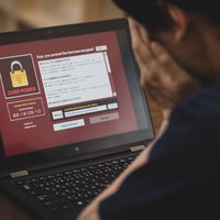 まさか自分がランサムウェアに感染するなんて...身代金要求画面を前に困惑する男性の写真