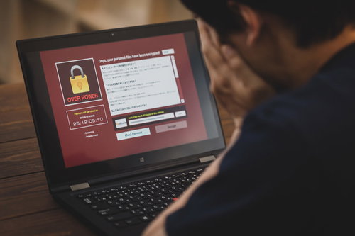 まさか自分がランサムウェアに感染するなんて...身代金要求画面を前に困惑する男性