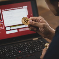 ランサムウェアに感染したパソコンでビットコインを用意する男性の写真