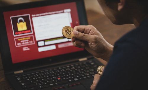 ランサムウェアに感染したパソコンでビットコインを用意する男性