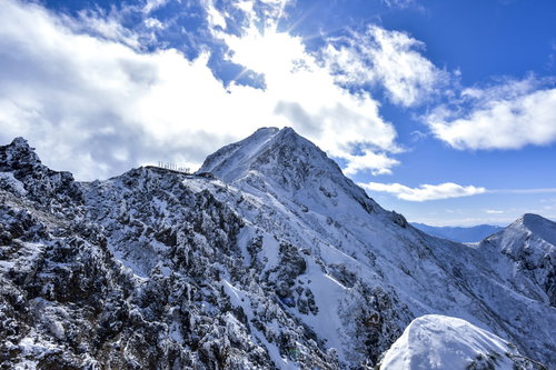 冬の地蔵尾根から眺める赤岳と八ヶ岳連峰の雪景色