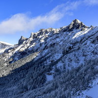 冬の文三郎尾根から眺める横岳と硫黄岳の雪山風景の写真