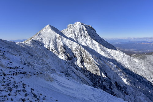 冬の文三郎尾根中腹から見る雪化粧した阿弥陀岳