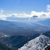 冬の赤岳山頂から見る富士山と日本アルプスのパノラマの写真