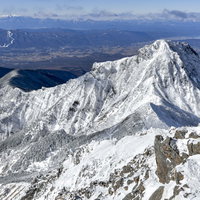 冬の阿弥陀岳と南アルプスの雪山連峰の写真