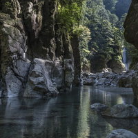 大杉渓谷のシシ淵、岩肌に囲まれた静寂の淵の写真