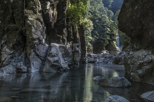 大杉渓谷のシシ淵、岩肌に囲まれた静寂の淵