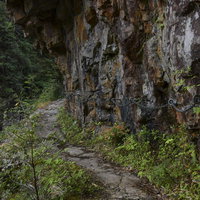 鎖の手すりが整備された大杉谷登山道の崖沿いの写真