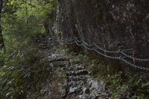 大杉谷の急峻な岩壁を登る安全装備の鎖の手すり