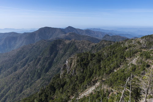 八経ヶ岳から眺める大峰奥駈道南部の山脈と稜線