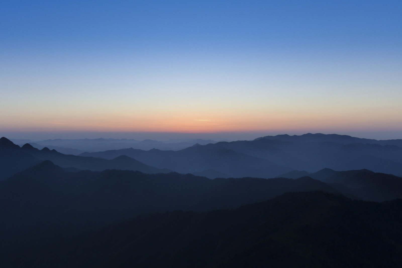 大台ヶ原から眺める朝焼けに染まる近畿の山々と朝霧