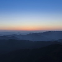 大台ヶ原の朝焼けと近畿の連峰、早朝の山岳風景の写真