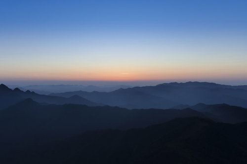 大台ヶ原の朝焼けと近畿の連峰、早朝の山岳風景