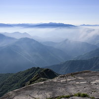 西黒尾根から見る雲海に浮かぶ谷川南部の山々の写真