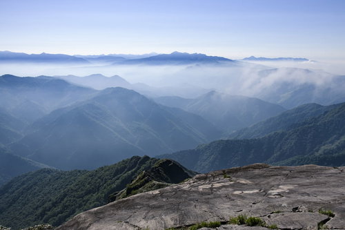 西黒尾根から見る雲海に浮かぶ谷川南部の山々