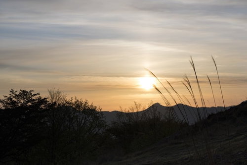 大峰山・大峰奥駈道から見る朝日と稜線の風景