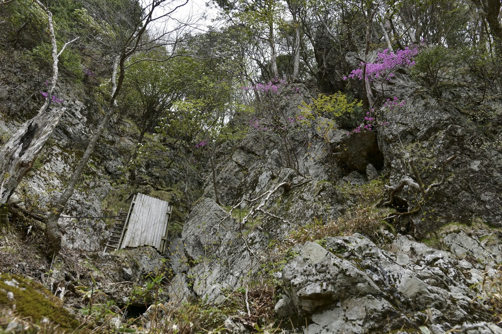 大峰奥駈道の水場付近にある険しい岩肌の崖と絶壁