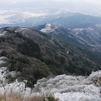 凍った山を登る筑波山ロープウェイから望む雪山の絶景の写真
