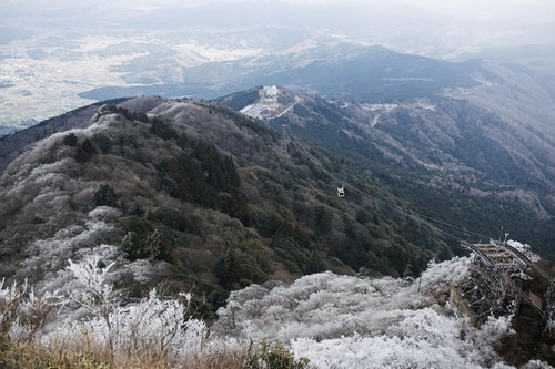 凍った山を登る筑波山ロープウェイから望む雪山の絶景