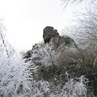 凍った木々と立ちはだかる岩、雪化粧した筑波山の冬景色の写真