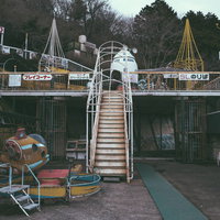 筑波山の廃遊園地ガマランドの老朽化した建物と階段の写真