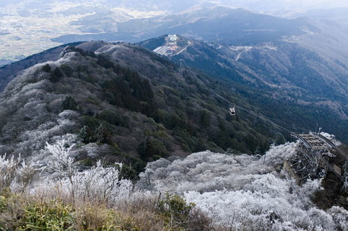 徐々に凍っていく日本百名山・筑波山の山肌とロープウェイ