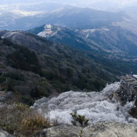 徐々に凍ってゆく日本百名山・筑波山の山肌の写真
