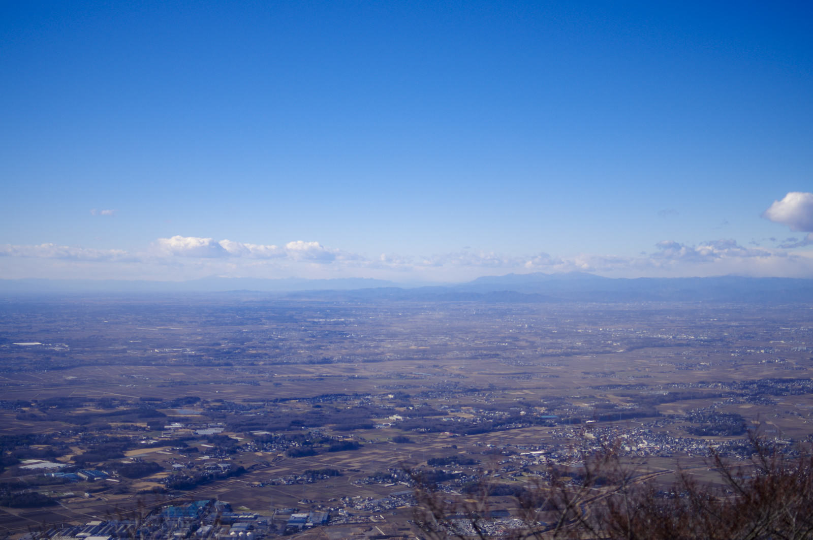 筑波山山頂から関東平野の街並みを眺める青空の風景