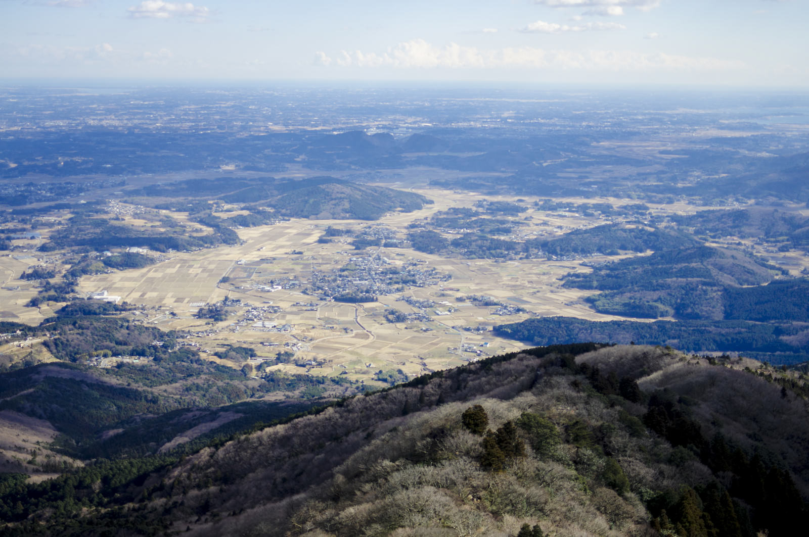 筑波山の山頂から関東平野と麓の田畑を見下ろした眺望