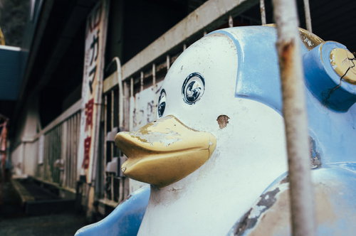 筑波山の廃遊園地に放置された青白いペンギンの人形