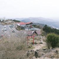 筑波山ロープウェイ山麓駅と駐車場の俯瞰の写真