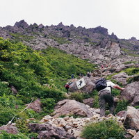 日本百名山の早池峰山、岩肌を詰める登山道の写真