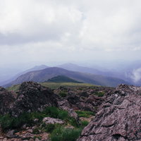 早池峰山の稜線から見る遠野山地の岩場の景色の写真