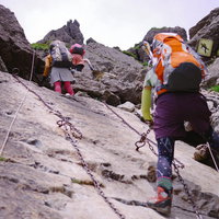 日本百名山・早池峰山の鎖場で絶壁を登る登山者たちの写真