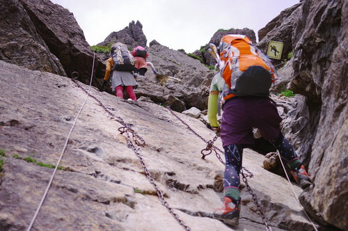 日本百名山・早池峰山の鎖場で絶壁を登る登山者たち