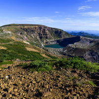 刈田岳から見る快晴の蔵王お釜と火口湖、日本百名山の絶景の写真