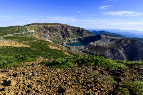 刈田岳から見る快晴の蔵王お釜と火口湖、日本百名山の絶景
