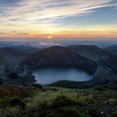 壮大な夜明けの蔵王お釜、火口湖と雲海の朝焼けの写真