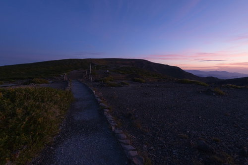 朝焼けに染まる蔵王の稜線をどこまでも走る登山道
