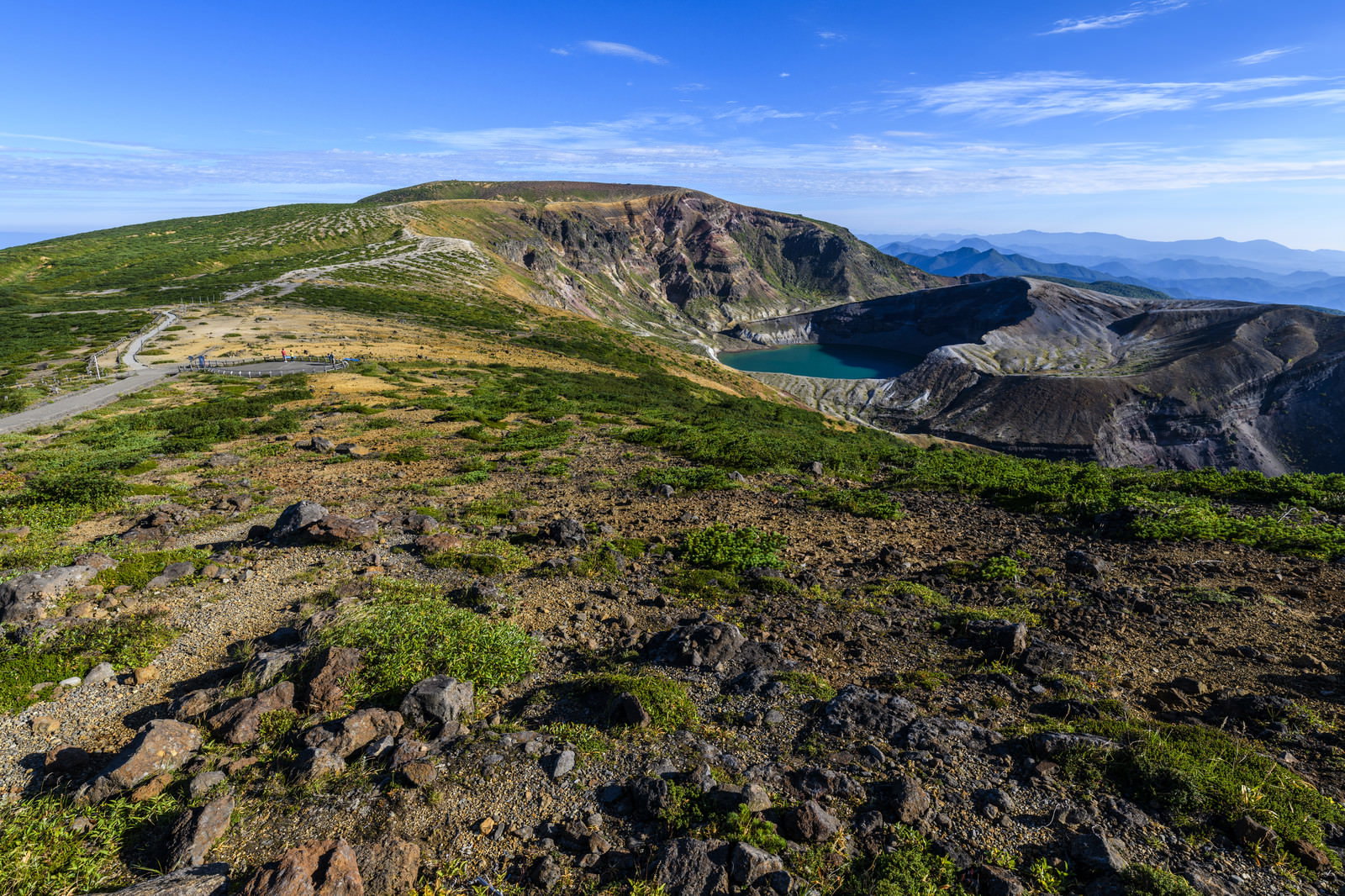 蔵王刈田岳から望む熊野岳とエメラルドグリーンのお釜火口湖の絶景