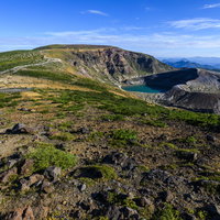 蔵王刈田岳から見る熊野岳とお釜の火口湖、エメラルドグリーンの絶景の写真