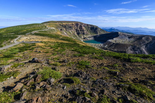 蔵王刈田岳から見る熊野岳とお釜の火口湖、エメラルドグリーンの絶景