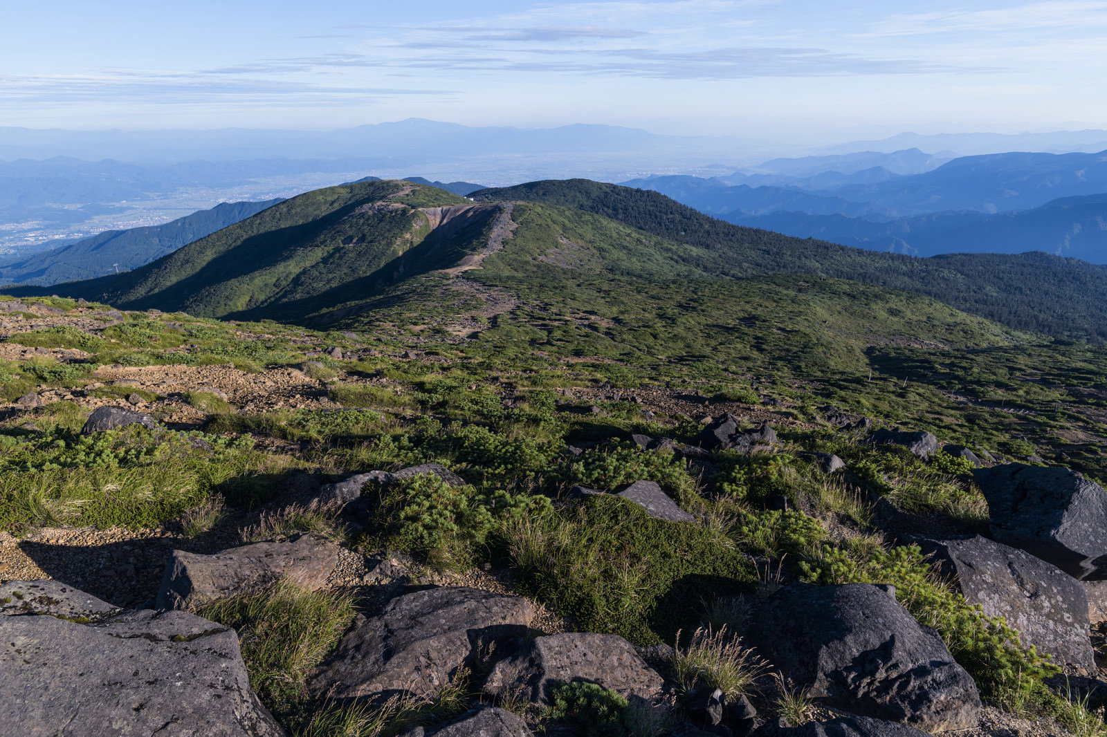 蔵王熊野岳から地蔵岳方面に続く緑豊かな稜線と青空の山岳風景