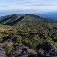 蔵王熊野岳から地蔵岳へ続く緑の稜線と登山道の風景の写真